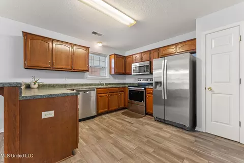 Kitchen - 3143 Quartz Dr, Hernando, MS 38632 photo 2 of 3