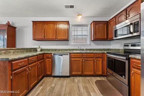 Kitchen - 3143 Quartz Dr, Hernando, MS 38632 photo 3 of 3