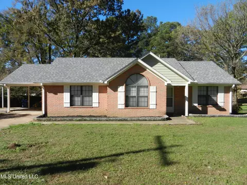 8647 E Thunderbird Dr, Hernando, MS 38632