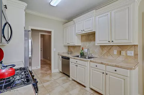 Kitchen - 209 Calhoun Dr, Madison, MS 39110 photo 3 of 4
