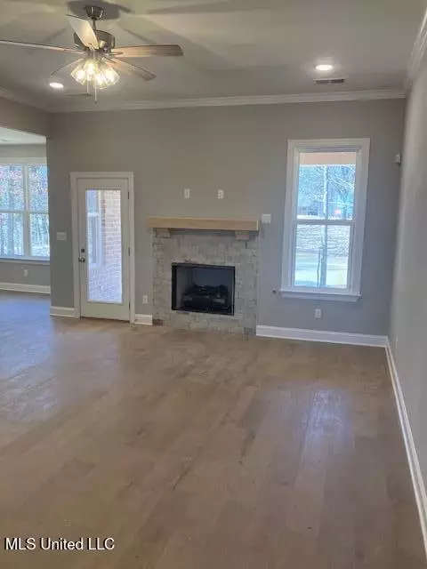 Living - 1721 Baisley Dr, Nesbit, MS 38651 photo 1 of 2
