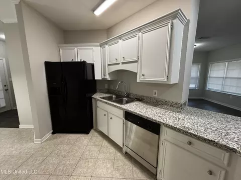Kitchen - 30 Lakeside Pl, Brandon, MS 39047 photo 2 of 2