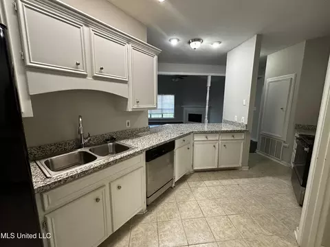 Kitchen - 30 Lakeside Pl, Brandon, MS 39047 photo 1 of 2