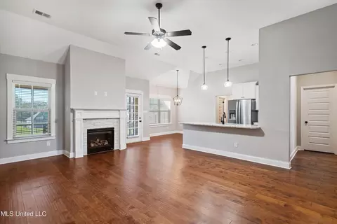 Living - 1109 Peggy Cv, Hernando, MS 38632 photo 1 of 1