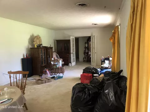 Living - 612 Mounger St, Forest, MS 39074 photo 2 of 3