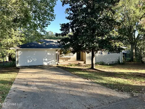104 E Lakeview Cir, Clinton, MS 39056