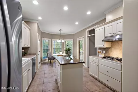 Kitchen - 412 Dunlin Ct, Brandon, MS 39047 photo 2 of 2