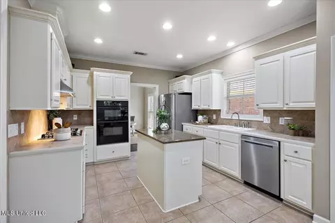 Kitchen - 412 Dunlin Ct, Brandon, MS 39047 photo 1 of 2