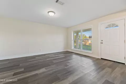 Living - 640 S Mcgregor St, Wiggins, MS 39577 photo 1 of 4
