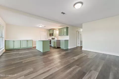 Living - 640 S Mcgregor St, Wiggins, MS 39577 photo 3 of 4