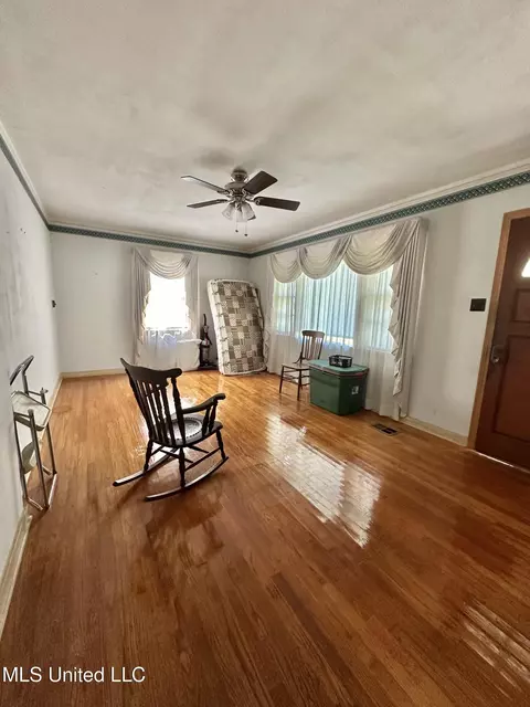 Living - 716 Morgan Ave, Natchez, MS 39120 photo 1 of 1