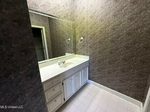 Bath - 1458 Kristen Dr, Jackson, MS 39211 photo 2 of 2