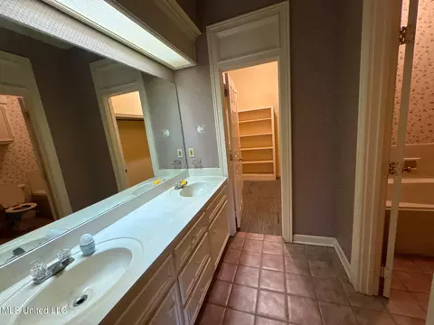 Bath - 1458 Kristen Dr, Jackson, MS 39211 photo 1 of 2