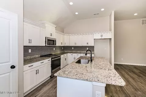 Kitchen - 1739 Linden Dr, Nesbit, MS 38651 photo 1 of 2