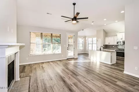 Living - 1739 Linden Dr, Nesbit, MS 38651 photo 3 of 3