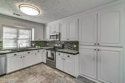 Kitchen - 159 Post Hill Rd, Brandon, MS 39042 photo 2 of 4