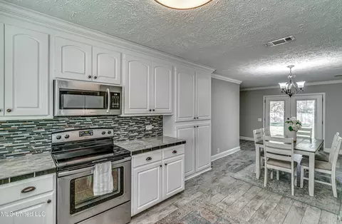 Kitchen - 159 Post Hill Rd, Brandon, MS 39042 photo 4 of 4