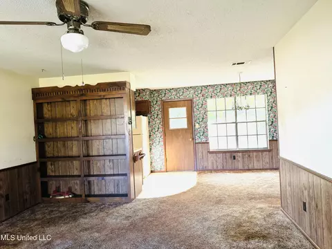 Living - 11025 Valley Forge Rd, Moss Point, MS 39562 photo 2 of 2