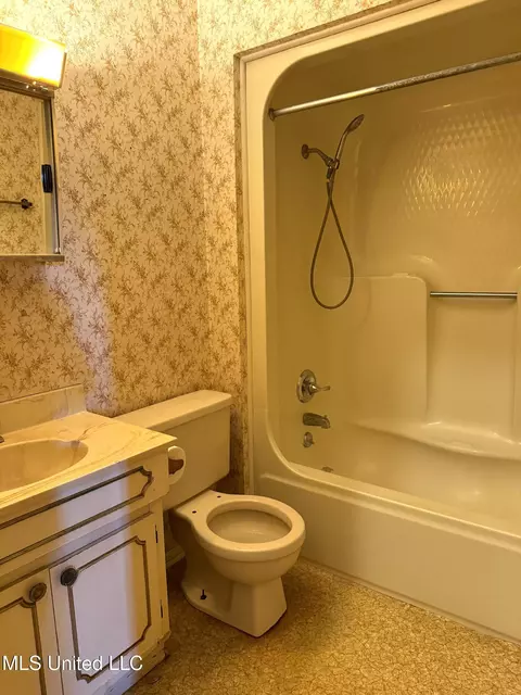 Bath - 11025 Valley Forge Rd, Moss Point, MS 39562 photo 2 of 2