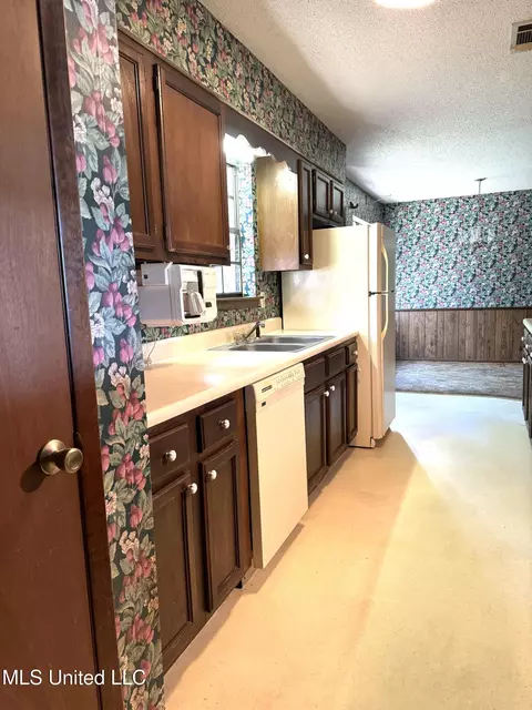 Kitchen - 11025 Valley Forge Rd, Moss Point, MS 39562 photo 2 of 4