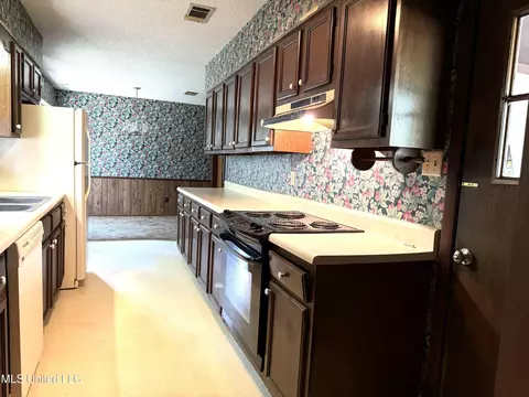 Kitchen - 11025 Valley Forge Rd, Moss Point, MS 39562 photo 4 of 4