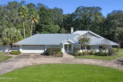 908 Eastwood St, Pascagoula, MS 39567