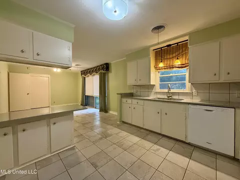 5327 Pine Lane Dr, Jackson, MS 39211 photo 9