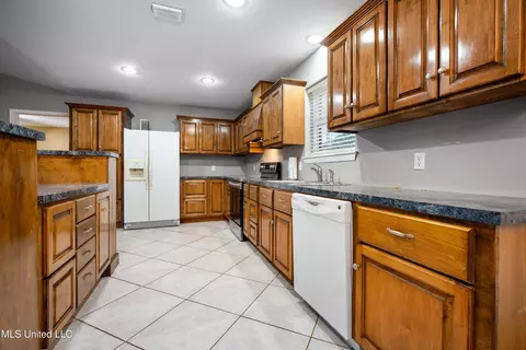 Kitchen - 159 Southern Hills Dr, Lucedale, MS 39452 photo 1 of 2