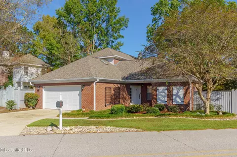 16 W Shore Dr, Hattiesburg, MS 39402