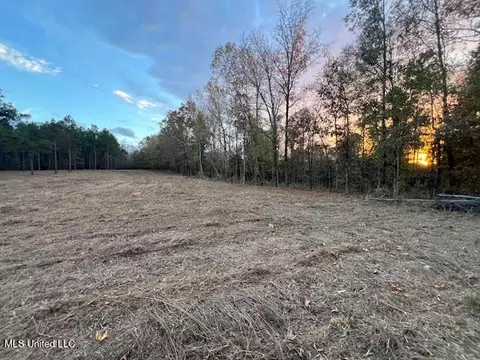 15 Hogan Rd, Holly Springs, MS 38635