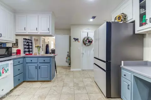 Kitchen - 206 Brushy Creek Rd, Lucedale, MS 39452 photo 2 of 8