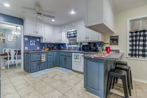 Kitchen - 206 Brushy Creek Rd, Lucedale, MS 39452 photo 5 of 8