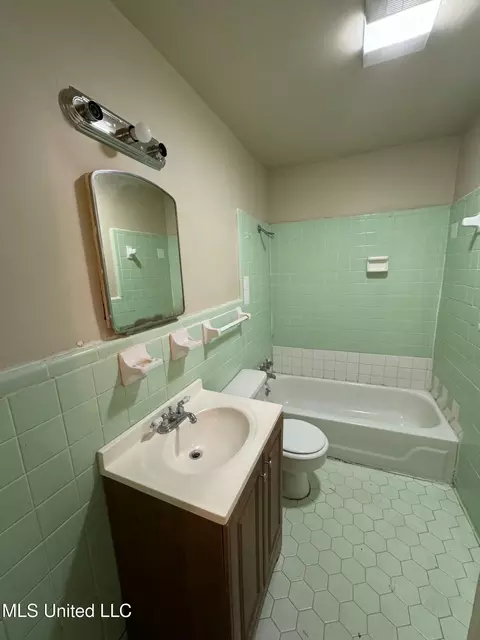 Bath - 4619 Manila Dr, Jackson, MS 39206 photo 2 of 3
