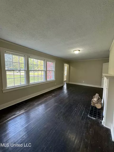 Living - 4619 Manila Dr, Jackson, MS 39206 photo 2 of 6