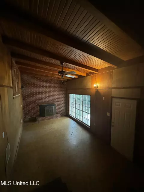 Living - 4619 Manila Dr, Jackson, MS 39206 photo 6 of 6