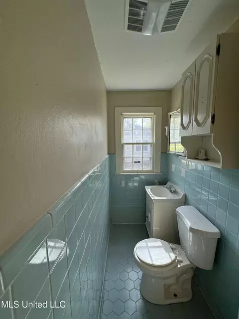 Bath - 4619 Manila Dr, Jackson, MS 39206 photo 1 of 3