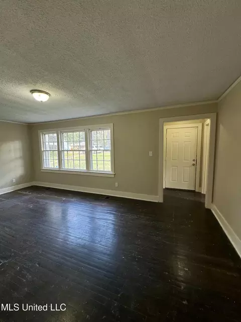 Living - 4619 Manila Dr, Jackson, MS 39206 photo 5 of 6