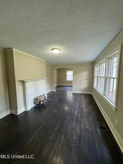 Living - 4619 Manila Dr, Jackson, MS 39206 photo 3 of 6