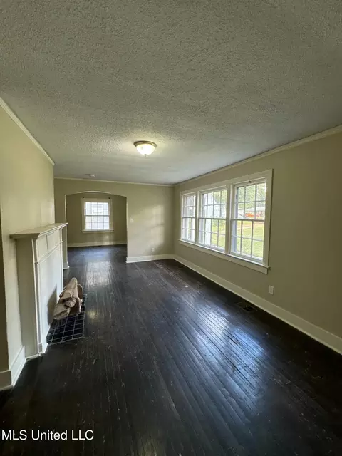 Living - 4619 Manila Dr, Jackson, MS 39206 photo 4 of 6