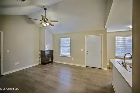 Living - 142 Cumberland Rd #B, Brandon, MS 39047 photo 2 of 2