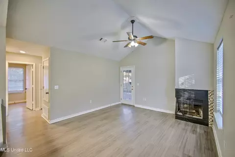 Living - 142 Cumberland Rd #B, Brandon, MS 39047 photo 1 of 2