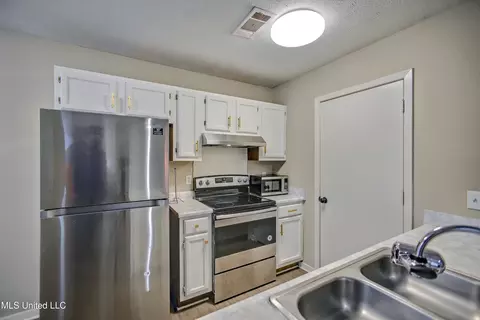 Kitchen - 142 Cumberland Rd #B, Brandon, MS 39047 photo 2 of 2