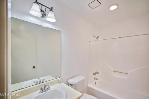 Bath - 142 Cumberland Rd #B, Brandon, MS 39047 photo 1 of 1