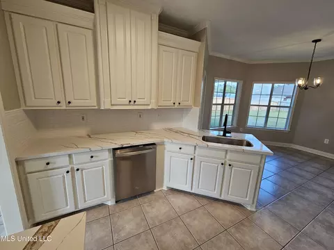 Kitchen - 338 Cherry Bark Dr, Brandon, MS 39047 photo 5 of 5