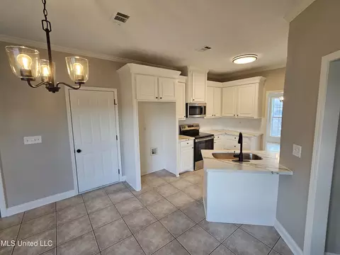 Kitchen - 338 Cherry Bark Dr, Brandon, MS 39047 photo 2 of 5