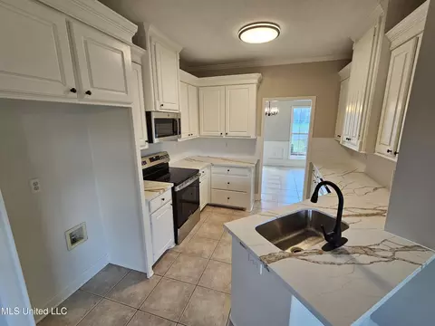 Kitchen - 338 Cherry Bark Dr, Brandon, MS 39047 photo 3 of 5