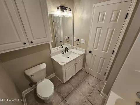 Bath - 338 Cherry Bark Dr, Brandon, MS 39047 photo 3 of 3