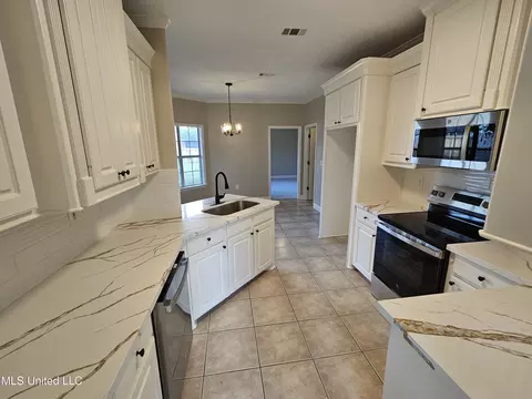 Kitchen - 338 Cherry Bark Dr, Brandon, MS 39047 photo 1 of 5