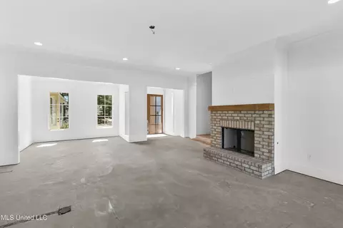 Living - 102 Parson Pl, Madison, MS 39110 photo 2 of 2