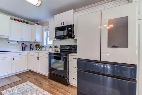 Kitchen - 421 M P Parker Rd, Perkinston, MS 39573 photo 3 of 4